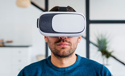 Turista con gafas VR viendo vídeos turísticos