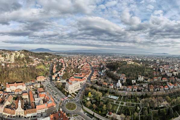 Turista con gafas VR viendo vídeos turísticos